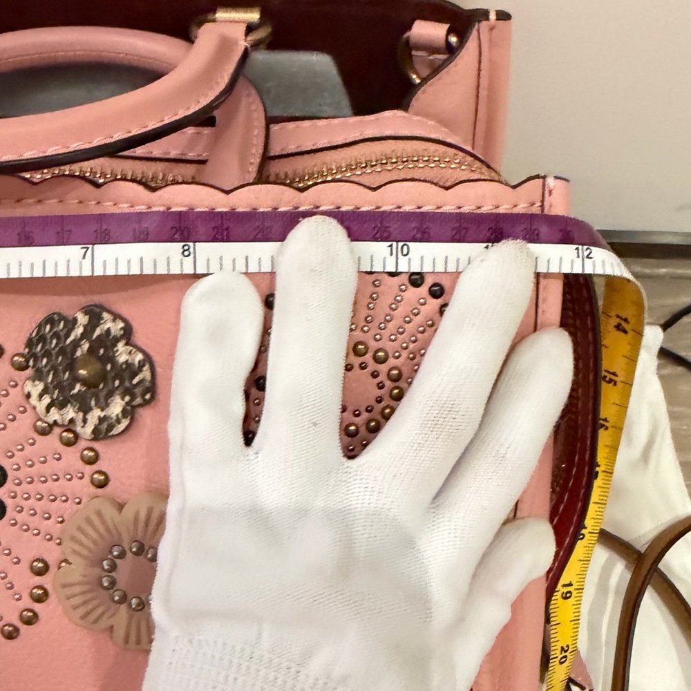 Coach 1941 Rogue 31 With Tea Rose Rivets Peony - Picture 8 of 15